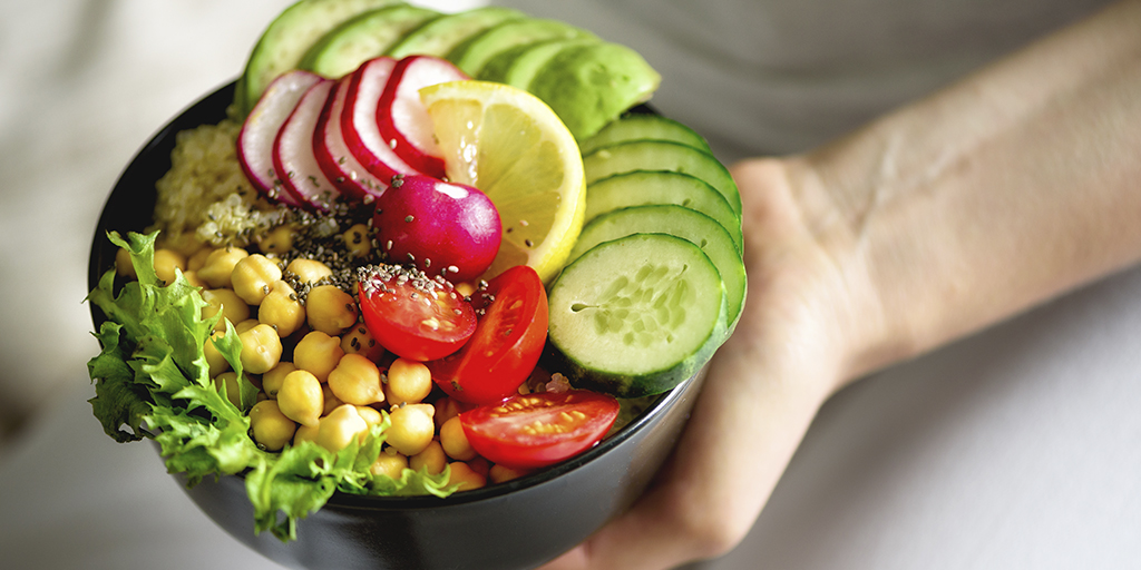 Prove_es's tweet photo. Bienvenido MES DE MAYO. ☀️
⠀
Con el calorcito, nos gusta recuperar el hábito de comenzar todas las comidas con una ensalada. 🥗 

👉 En este link que te dejamos a continuación encontrarás el artículo en el que podrás ver esta riquísima receta.

https://t.co/wuqxT1iJY8 https://t.co/ntwnscrexU