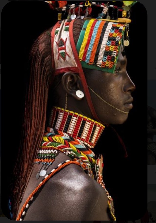      - Masai -Les Maasaï ont les cheveux très courts. Au Kenya et en Tanzanie, on ne voit jamais ni une femme ou jeune fille avec des cheveux longs. En effet, dans la tradition maasaï, toutes les femmes doivent avoir la tête rasée, dès le plus jeune âge.