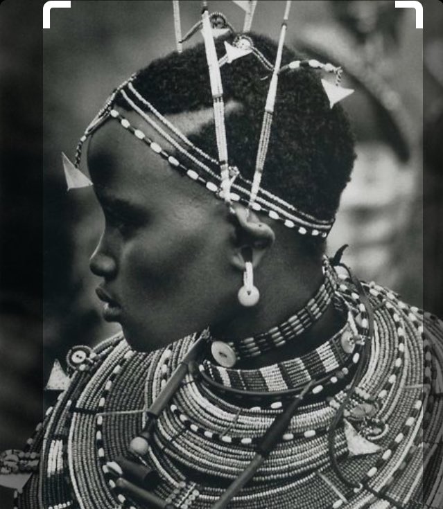      - Masai -Les Maasaï ont les cheveux très courts. Au Kenya et en Tanzanie, on ne voit jamais ni une femme ou jeune fille avec des cheveux longs. En effet, dans la tradition maasaï, toutes les femmes doivent avoir la tête rasée, dès le plus jeune âge.