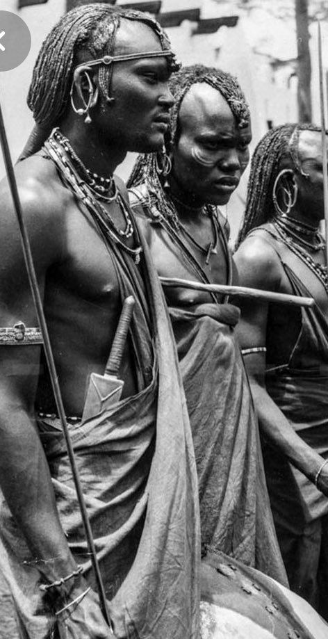 Seuls les hommes guerriers ont les cheveux « longs » : mi-rasés, mi-tressés, retombant bas sur la nuque, avec des ornements dans les cheveux. On peut dire que les Maasaï sont en cela à l’inverse des habitudes capillaires occidentales.