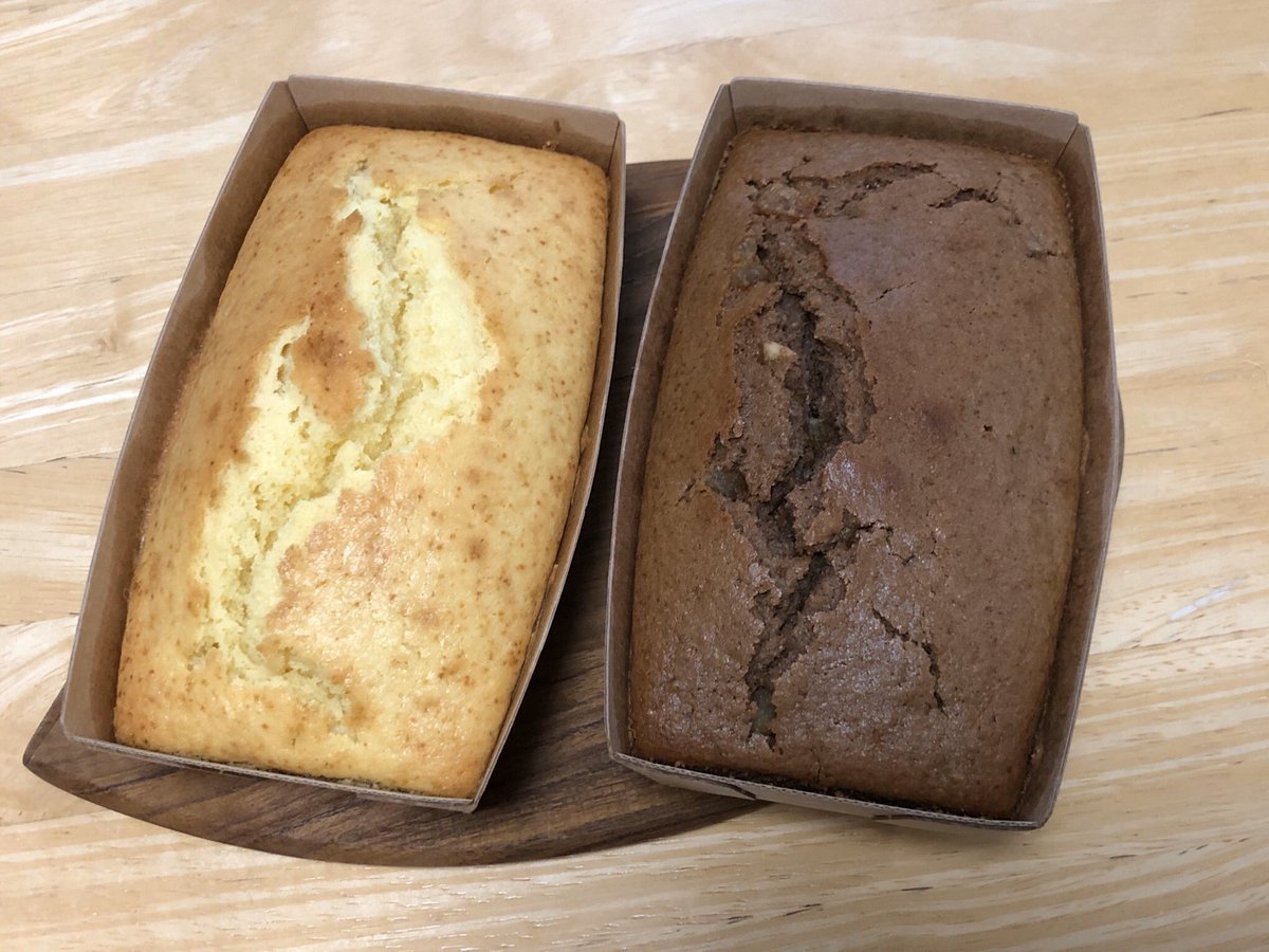 ツキコ A Twitter パウンドケーキ焼いた ホットケーキミックスで作る簡単なやつを節約おやつとしてたまに作るんだけど 今回はチョコの方にオレンジピール入れて焼いて クリームチーズ添えて贅沢に食べてやったぜ カフェに行けないからおうちでちょこっと贅沢