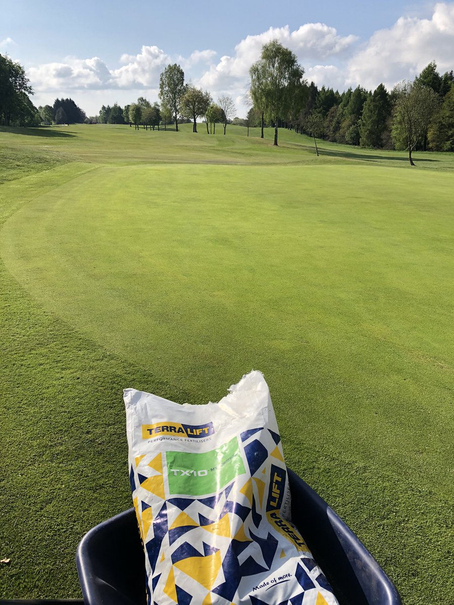 stevieAmazone's tweet photo. A wee feed today from @terralift thanks to @greenkeeper1982 from @Aitkens_turf #granulargold #tx10 #sunshine #greenkeeping #whenwilllockdownend https://t.co/VktITX7lkN