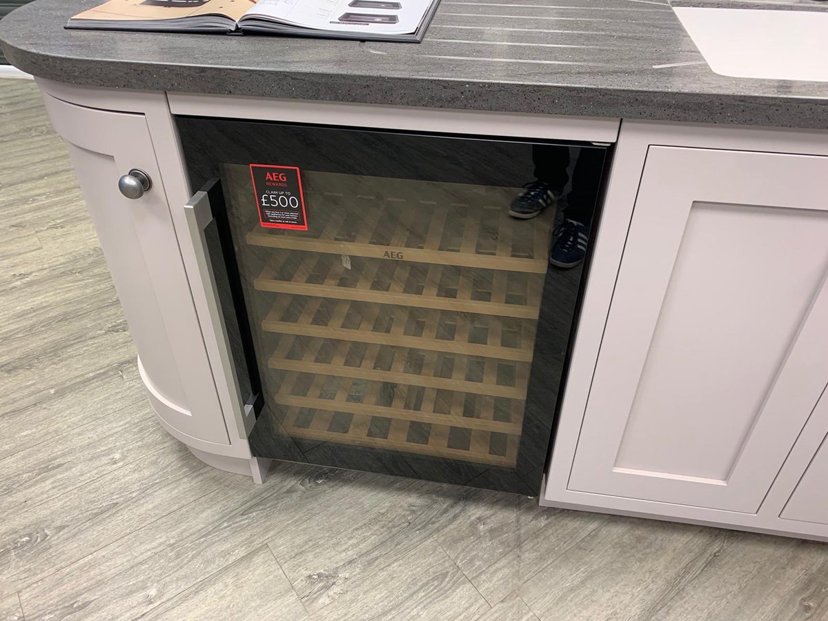 AscotKitchens's tweet photo. 🚨 Save 50% on our kitchens 🚨 

Fancy a #newkitchen? This glorious kitchen, complete with pyro oven, Tristone worktop, wine cooler and undermounted sink can be yours for just £17,735!

For full details call 01332 206064 or visit our website.

#derby #kitchensale https://t.co/jWcZBSmvlp