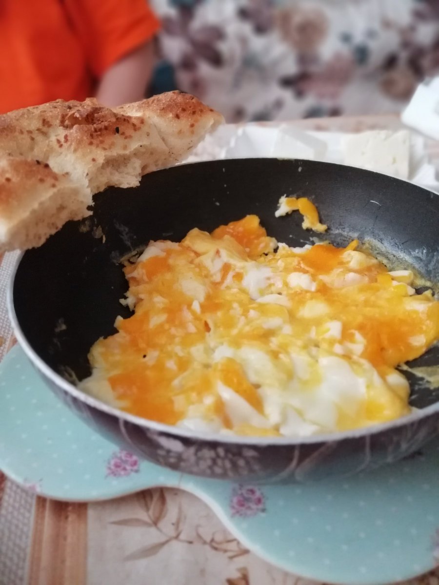 Sunny side up yap dedim anneme böyle yapmış. Ben sunny side up sız uyanamıyom ama ben. Sabahları gergin oluyorum.