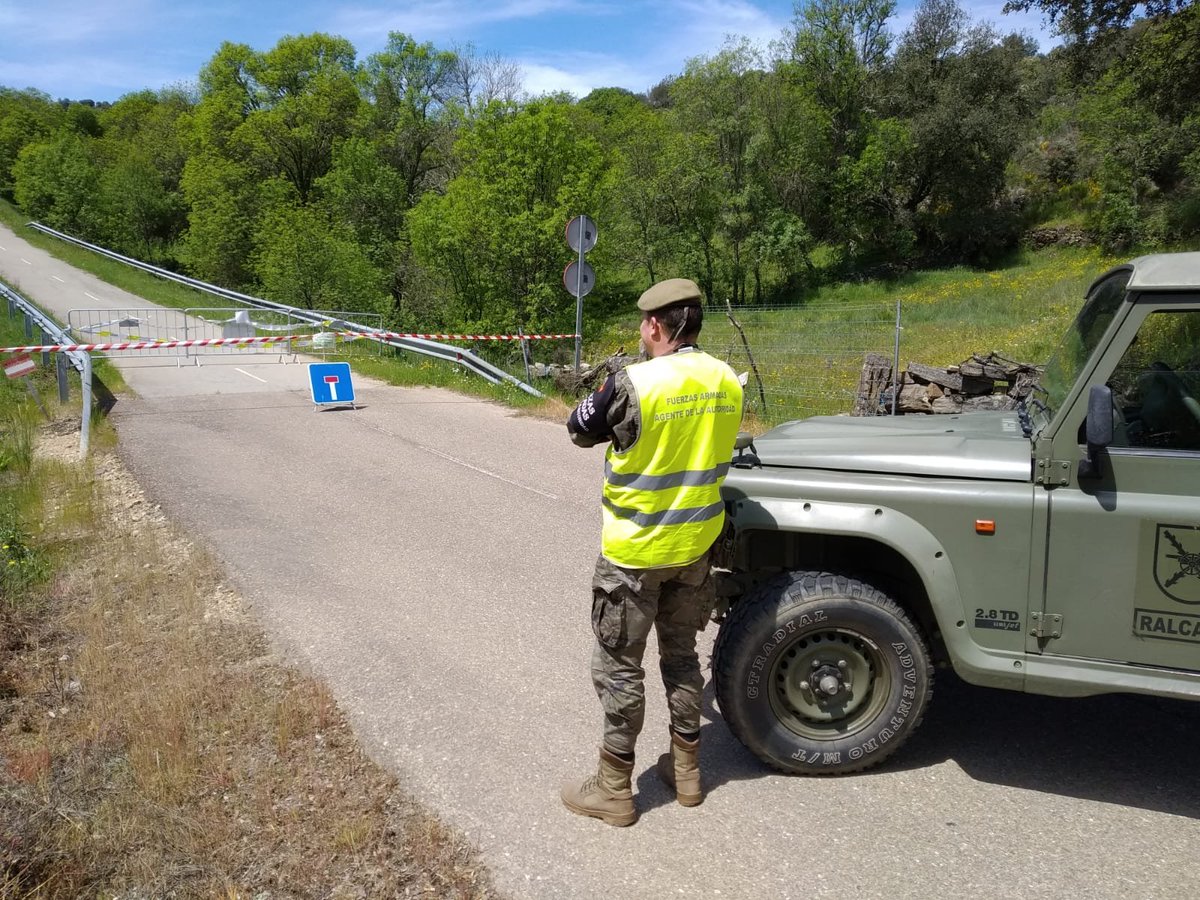 FUTER_ET's tweet photo. #MACA_ET #RALCA 63.Artilleros del GAIL II/63 participan
en un amplio despliegue en la frontera con Portugal en las localidades de
Hermisende, Calabor, Castro de Alcañices y Castromil (Zamora).
#COVID19  #OperaciónBalmis #EsteVirusLoParamosUnidos. https://t.co/d2myVVnql4