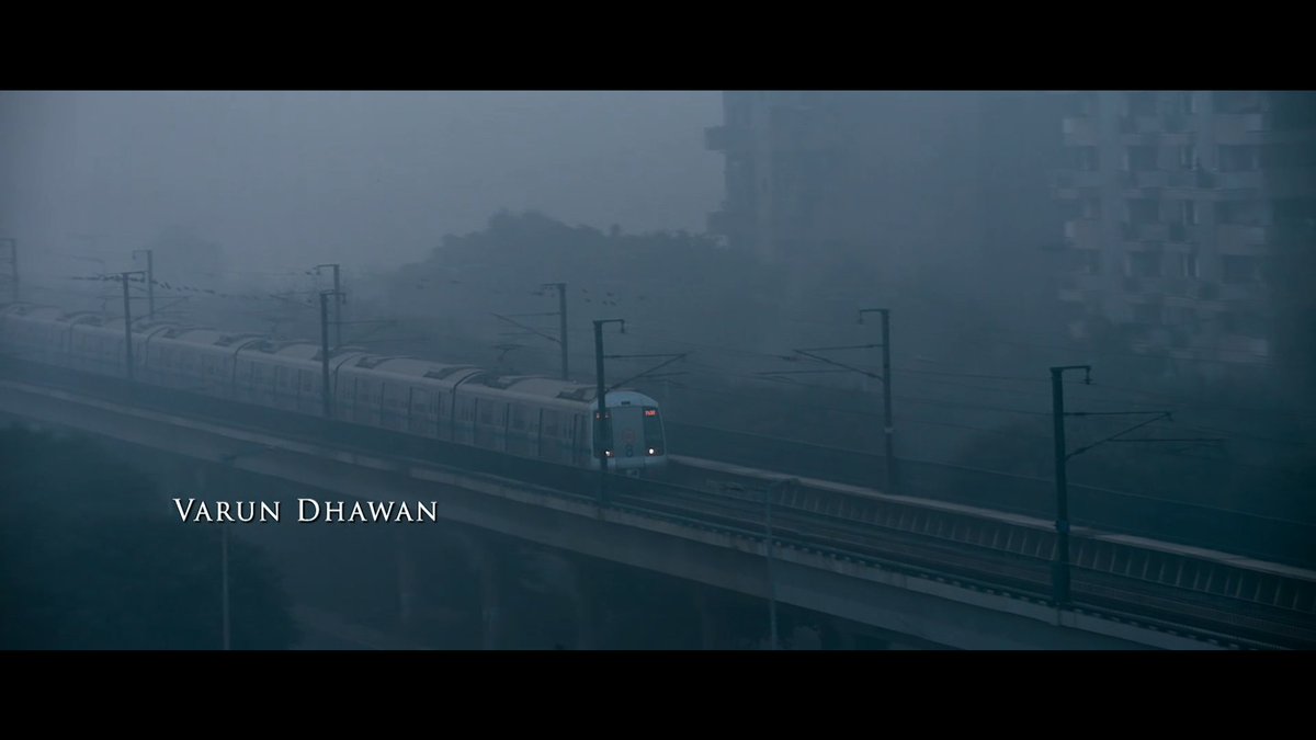 The initial few shots of the picture introduce us to its world so that we would get used to it. I guess Delhi is a part of Shoojit Sahab's cinematic universe, all of his films were placed there. There's some exquisite charm the city has in its core. Piku made me visit Delhi.