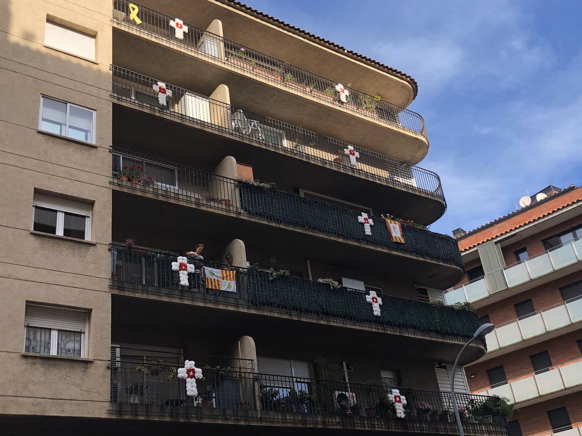 tramuntana_tv's tweet photo. Les #creudemaig2020 llueixen en molts balcons d’aquest bloc de l’Avinguda Salvador Dalí de #Figueres. #FiresSantaCreu #SantaCreu2020 https://t.co/0BaZkHvXis