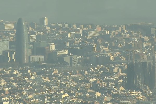 rtvenoticies's tweet photo. La contaminació de l'aire urbà cau un 58% al conjunt d'Espanya i un 62% a #Barcelona entre el 14 de març i el 30 d'abril. Les dades obtingudes en l'anàlisi de 129 estacions són les més baixes de la dècada. És un estudi d'Ecologistes en Acció | @ecologistes @tve_catalunya https://t.co/fvWsjkYZAZ
