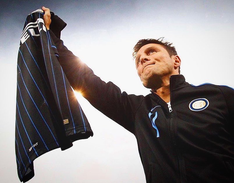 javierzanetti's tweet photo. È più di una semplice maglia. È una storia d’amore e di vita, una famiglia, una seconda pelle. Cinque anni fa, oggi, il ritiro della ‘numero 4’ per cui ringrazieró sempre l’Inter: essere parte della storia di questo club è un orgoglio, ogni giorno. ⚫️🔵4️⃣ @Inter #JZ4Ever https://t.co/JH8P4ARjAp