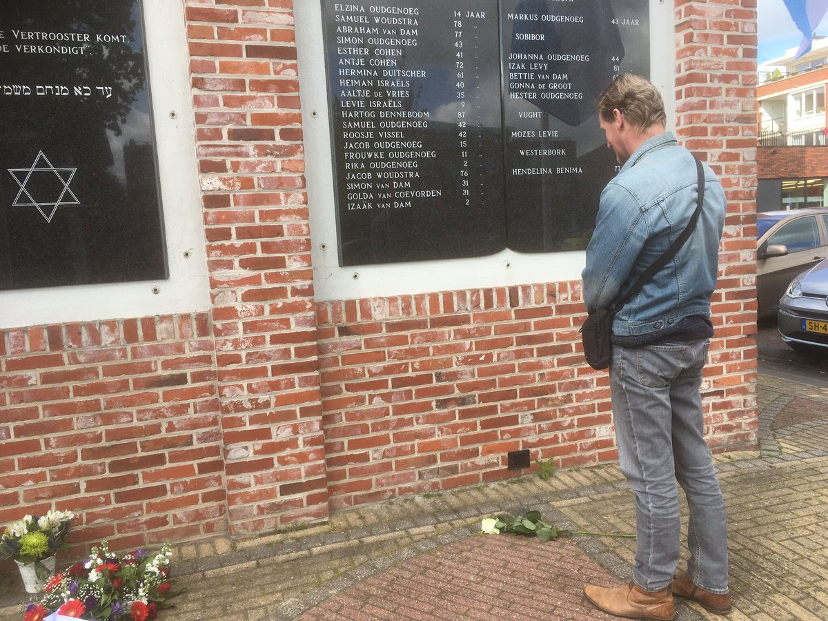EllyDragstra's tweet photo. 4 mei, witte roos neergelegd bij stolpersteine van Elzina Oudgenoeg, daarna bij Joodse schooltje en bij monument in Leek @GemWkwartier https://t.co/QtteSi9qAE