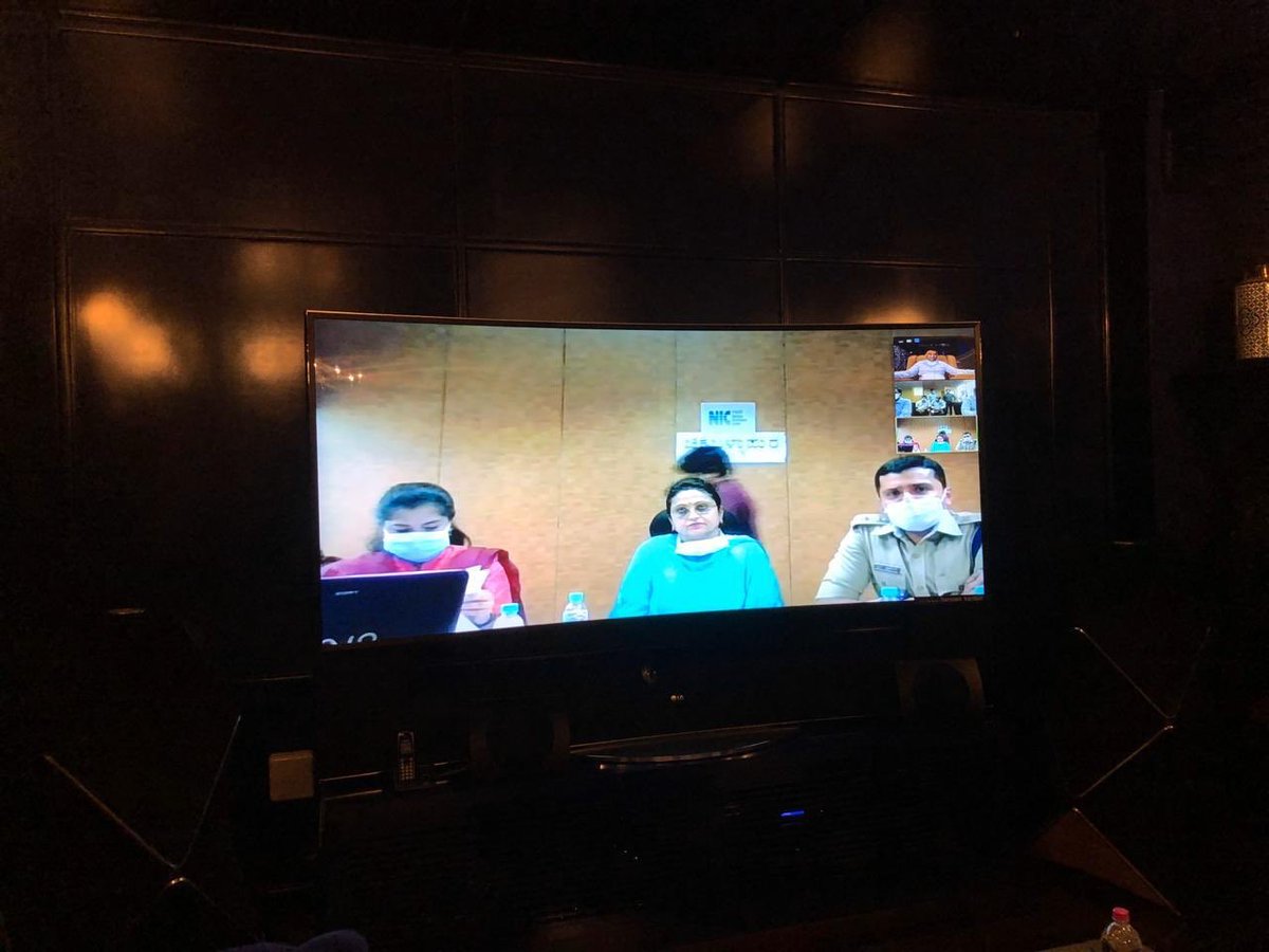 DrSudhakar_'s tweet photo. ಚಿಕ್ಕಬಳ್ಳಾಪುರ ಉಸ್ತುವಾರಿ ಸಚಿವನಾಗಿ ಜಿಲ್ಲೆಯಲ್ಲಿ ಕೊರೋನಾ ನಿಯಂತ್ರಣ ಕ್ರಮಗಳ ನಿಗಾ ವಹಿಸುವ ಜೊತೆಗೆ ಇಂದಿನಿಂದ ಲಾಕ್‌ಡೌನ್ ಸ್ವಲ್ಪ ಸಡಿಲಗೊಳಿಸಿರುವ ಹಿನ್ನಲೆಯಲ್ಲಿ ಕೈಗೊಳ್ಳಬೇಕಾದ ಕ್ರಮಗಳ ಕುರಿತು ಚರ್ಚಿಸಲು ಇಂದು ವೀಡಿಯೋ ಕಾನ್ಫರೆನ್ಸ್ ಮೂಲಕ ಜಿಲ್ಲೆಯ ಹಿರಿಯ ಅಧಿಕಾರಿಗಳೊಂದಿಗೆ ಸಭೆ ನಡೆಸಿ, ಸೂಕ್ತ ನಿರ್ದೇಶನ ನೀಡಿದ್ದೇನೆ. @BSYBJP https://t.co/BYgzupHFyB