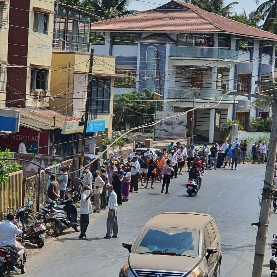 lokmat's tweet image. #LockdownUpdates कंटेन्मेंट झोन वगळता मुंबई-पुण्यातही राज्य सरकारनं दिली, सर्व झोनमधल्या मद्यविक्रीला परवानगी; संपूर्ण बातमी साठी क्लिक करामास्कसह फिजिकल डिस्टन्सिंगचे नियम पाळण्याचा आदेश कायम.

#lockdownindia #coronaupdatesindia