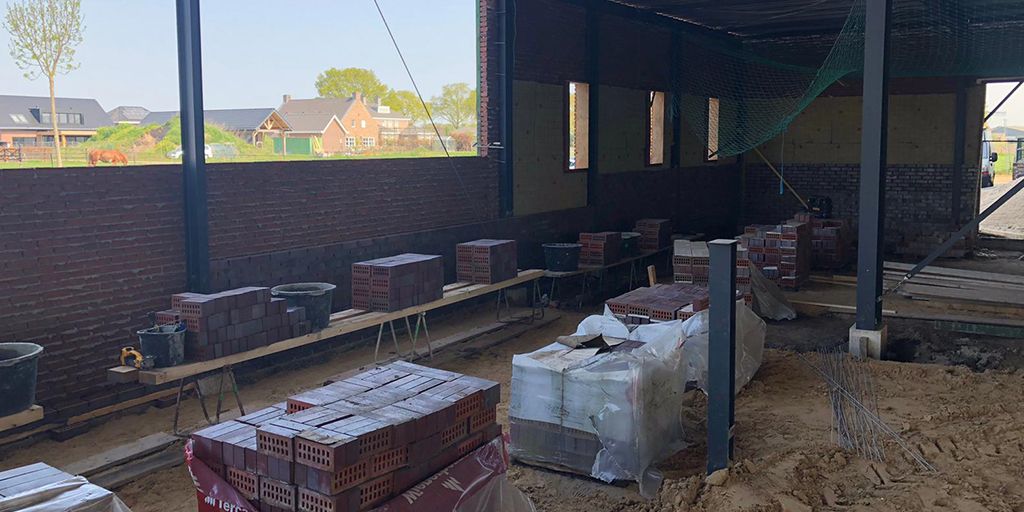 groendus's tweet photo. De nieuwe rijhal van Manage de Kraal wordt gebouwd.🏗️ Hierop plaatsen we in totaal 560 kWp aan zonnepanelen. Daarnaast gaat de Manege van het gas af door een warmtepomp, is alle verlichting vervangen door LED en plaatsen we laadpalen. Het complex wordt volledig verduurzaamd!🐎 https://t.co/XQKMTZAXKf