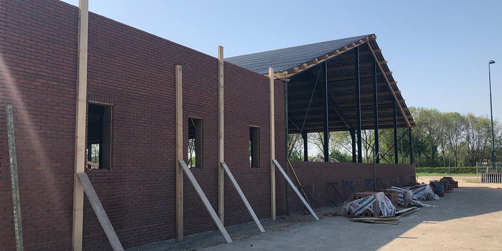 groendus's tweet photo. De nieuwe rijhal van Manage de Kraal wordt gebouwd.🏗️ Hierop plaatsen we in totaal 560 kWp aan zonnepanelen. Daarnaast gaat de Manege van het gas af door een warmtepomp, is alle verlichting vervangen door LED en plaatsen we laadpalen. Het complex wordt volledig verduurzaamd!🐎 https://t.co/XQKMTZAXKf