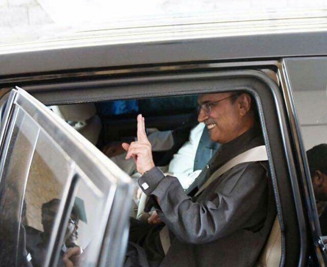 SabaHyder1's tweet photo. The arrest of President Asif Ali Zardari was just an excuse but the real target is rollback of 18th Amendment Constitution of Pakistan and democracy we will not compromise on 18th amendment. 
#ISupport18thAmendment https://t.co/TH0ifdhJfe