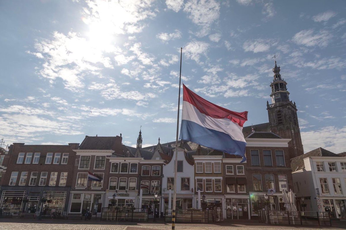 Vanmorgen legden <a href="/MarjaVerhoeve/">Marja Verhoeve</a> en ik een krans bij het stadhuis van <a href="/GemeenteGouda/">Gemeente Gouda</a> 
Ieder die wil kan vandaag een bloem leggen of stil staan bij het monument <a href="/45meiGouda/">4&5 Mei Gouda</a> #4mei #vrijheid 
(foto’s Jan van den Berg)

Rond 19 uur post ik een vlog. ‘Gebogen; niet gebroken’
