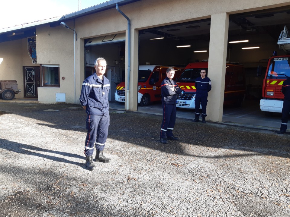 sdis01's tweet photo. Deux nvx chefs de CIS au Groupement Territorial #Bresse : prise de fonction du Ltn Stéphane ROUX au CIS de #Pont-de-Veyle et de Adj Raphaël BILLOUDET, nommé Ltn, au CIS de #Marboz. Bonne installation à tous ! Plus d'infos sur ⏩ https://t.co/S0ZmZxAALA @Departement_AIN @Prefet01 https://t.co/0gdxw398nO