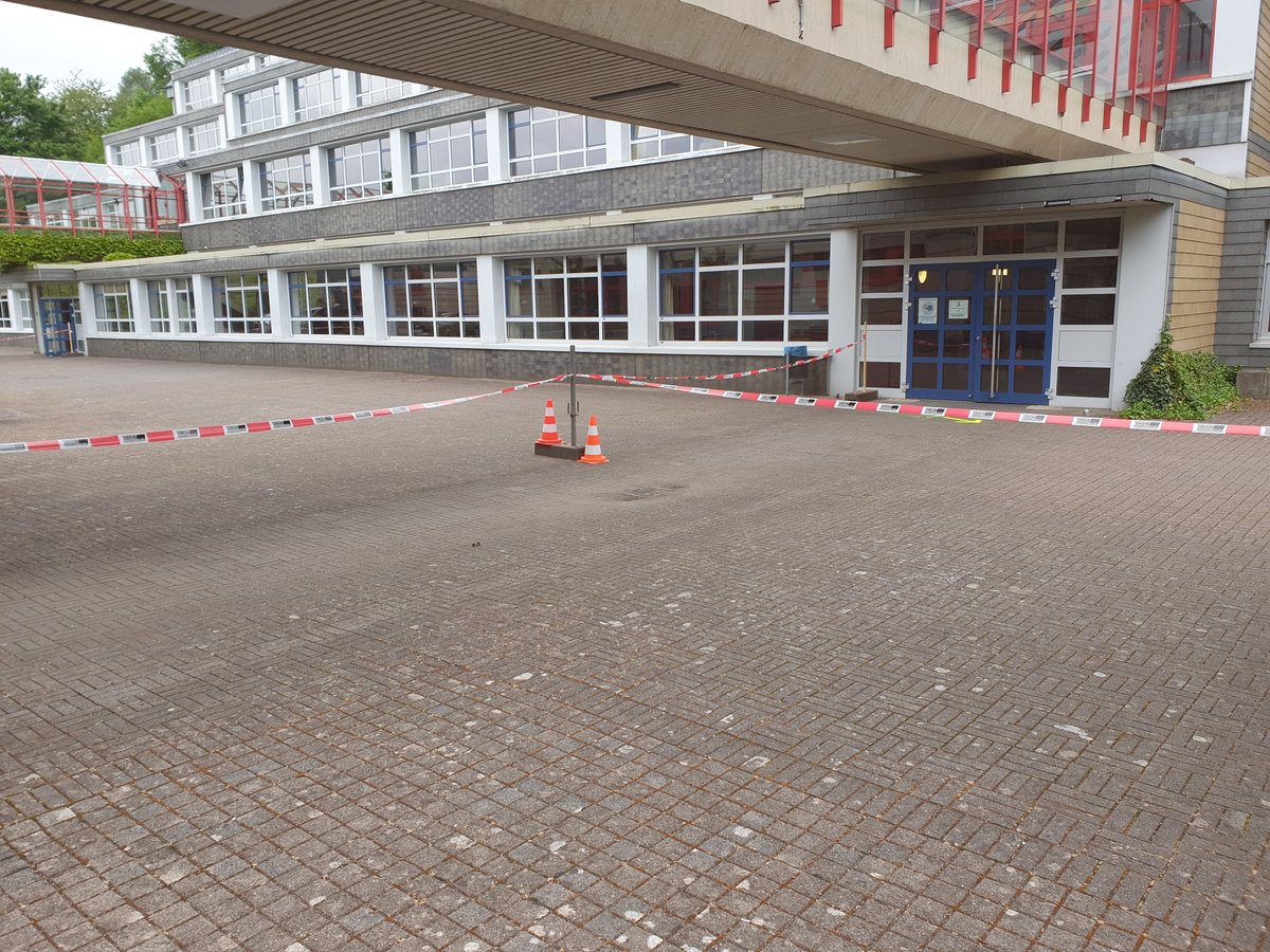 BBZ_Merzig's tweet photo. Ab heute erhalten unsere Prüfungsklassen Unterricht unter sicheren Bedingungen, mit Abstand und Rücksicht. Vielen Dank an alle Schüler*innen und Kolleg*innen für ihre Unterstützung! #bochschule #bbzmerzig https://t.co/F2l8u9hull