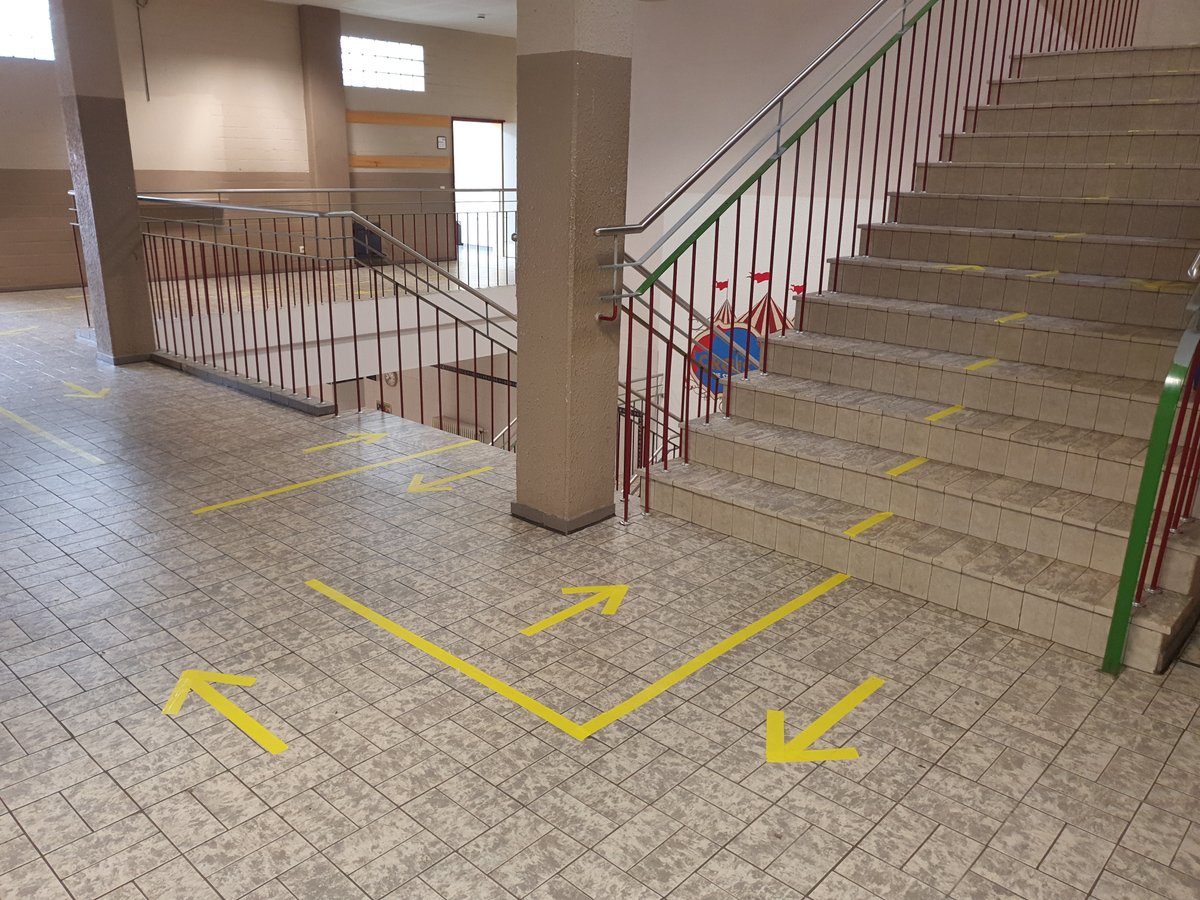 BBZ_Merzig's tweet photo. Ab heute erhalten unsere Prüfungsklassen Unterricht unter sicheren Bedingungen, mit Abstand und Rücksicht. Vielen Dank an alle Schüler*innen und Kolleg*innen für ihre Unterstützung! #bochschule #bbzmerzig https://t.co/F2l8u9hull