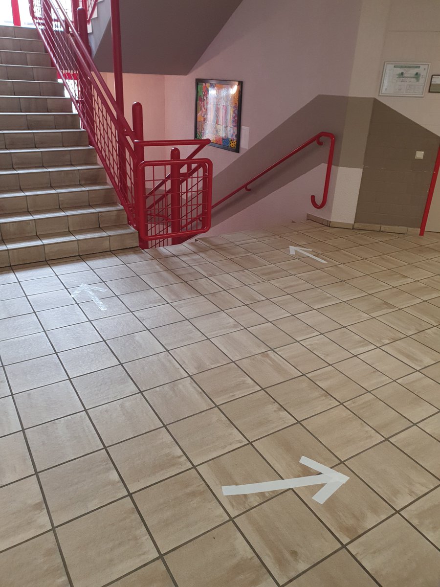 BBZ_Merzig's tweet photo. Ab heute erhalten unsere Prüfungsklassen Unterricht unter sicheren Bedingungen, mit Abstand und Rücksicht. Vielen Dank an alle Schüler*innen und Kolleg*innen für ihre Unterstützung! #bochschule #bbzmerzig https://t.co/F2l8u9hull