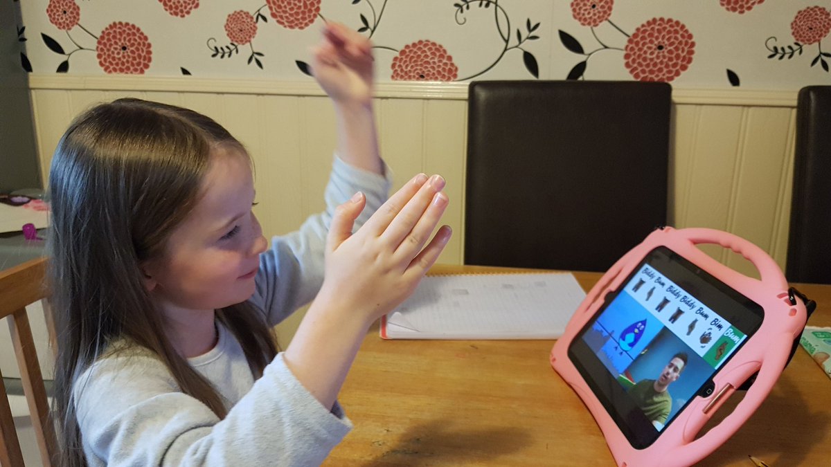 HeftiLouise's tweet photo. @OasisWarndon Esme enjoying music with Mr Blow (Mr Blow is funny I like him...Esme's words) https://t.co/wP0FcQZiKf
