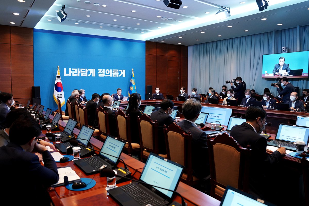 <수석보좌관회의>

국난 극복에 힘을 모으려는 
국민들의 연대와 협력의 정신에 
깊은 존경의 마음을 표합니다.

www1.president.go.kr/articles/8581