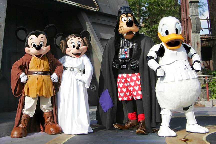 It’s a #DailyDonald and #MinnieFashion today as we celebrate #MayTheFourthBeWithYou with these fun costumes worn by our favorite Disney Friends many moons ago during Star Wars Weekends, at Disney’s Hollywood Studios: