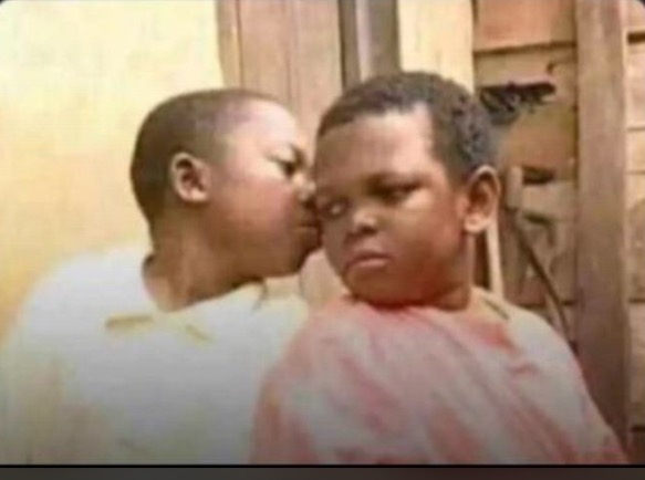 GhettoFreak001's tweet image. iPhone users planning to ask Siri for her nudes 😂😂😂
#androidvsiphone