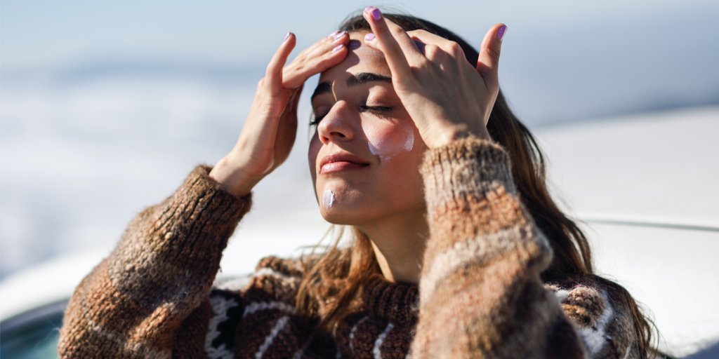 Während wir auf sonnigere und wärmere Zeiten zusteuern, löst unser Körper die Produktion von Vitamin D aus. Die UV-Belastung der Sonne ist jedoch eine der Hauptursachen für Hautkrebs und kann gleichzeitig auch am einfachsten verhindert werden. Immer Sonnencreme auftragen.