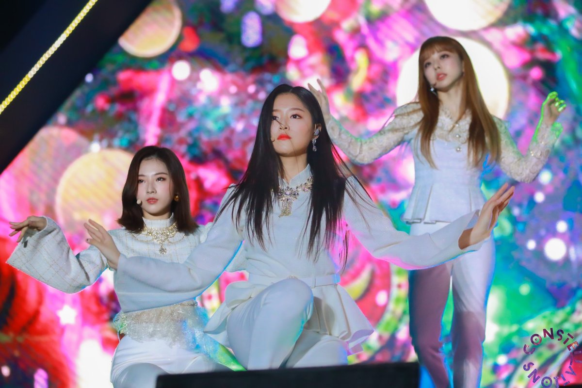 Loona robot. Loona россия. loona россия певица. робот loona.