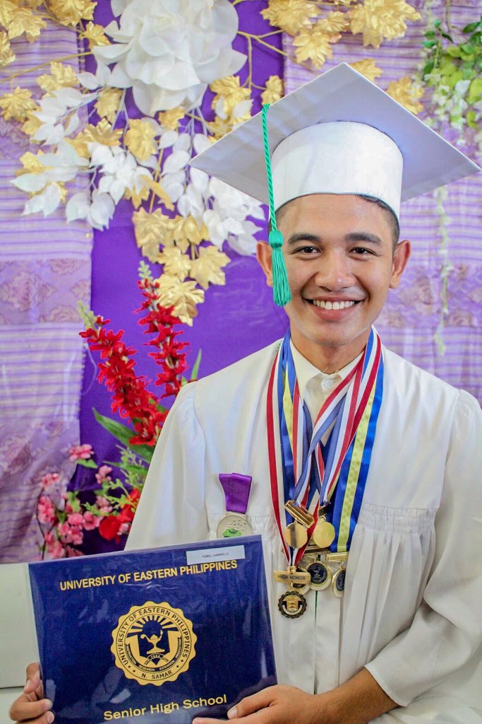 GABTOBES's tweet photo. Throwback lang muna, SHS Graduation π¨βπ
#SHSGraduate #CentennialGraduate https://t.co/tXbJBaqBaM