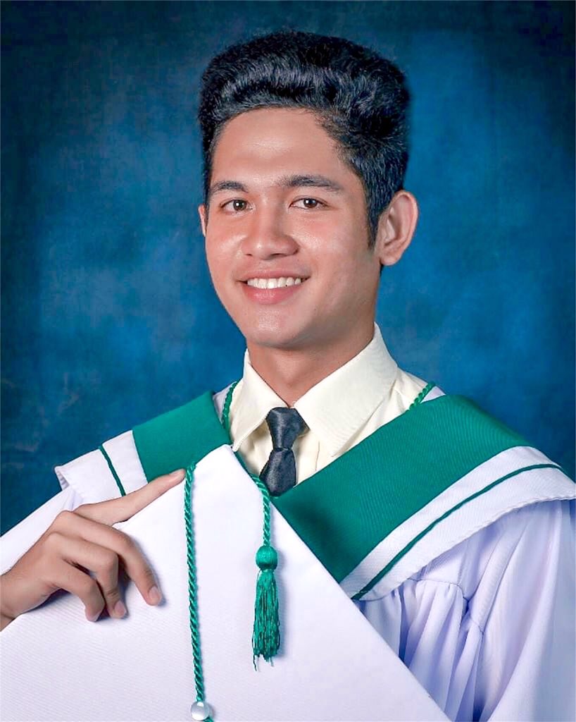 GABTOBES's tweet photo. Throwback lang muna, SHS Graduation π¨βπ
#SHSGraduate #CentennialGraduate https://t.co/tXbJBaqBaM