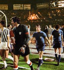 AthleticTxistu's tweet photo. #UnDiaComoHoy 1977 el Athletic jugaba por primera vez en la historia una final Europea. Partido de Ida, final UEFA, Estadio Comunale de Turín, Juventus 1 Athletic 0.

🔴 Alineación: Iribar, Oñaederra, Guisasola, Goiko, Escalza, Villar, Irureta, RojoII, Dani, Churruca y RojoI. https://t.co/C8hpmWL2yJ