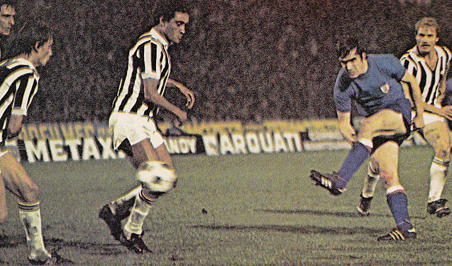 AthleticTxistu's tweet photo. #UnDiaComoHoy 1977 el Athletic jugaba por primera vez en la historia una final Europea. Partido de Ida, final UEFA, Estadio Comunale de Turín, Juventus 1 Athletic 0.

🔴 Alineación: Iribar, Oñaederra, Guisasola, Goiko, Escalza, Villar, Irureta, RojoII, Dani, Churruca y RojoI. https://t.co/C8hpmWL2yJ