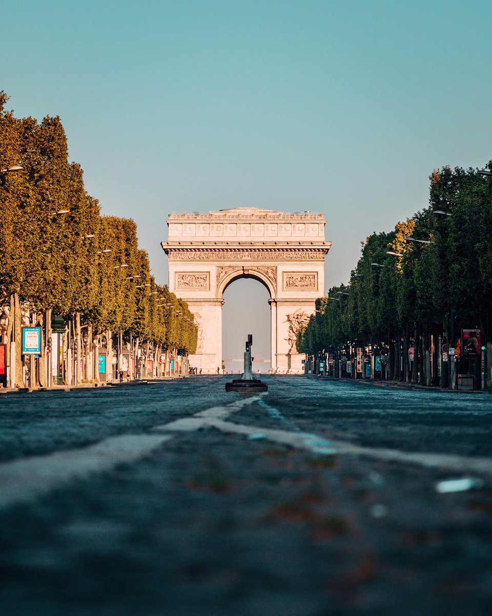 Capra_311's tweet photo. Les #Champselysees #confinés / #paris #confinement #lockdown #empty #emptyparis #arcdetriomphe https://t.co/8eEfKiiRkB