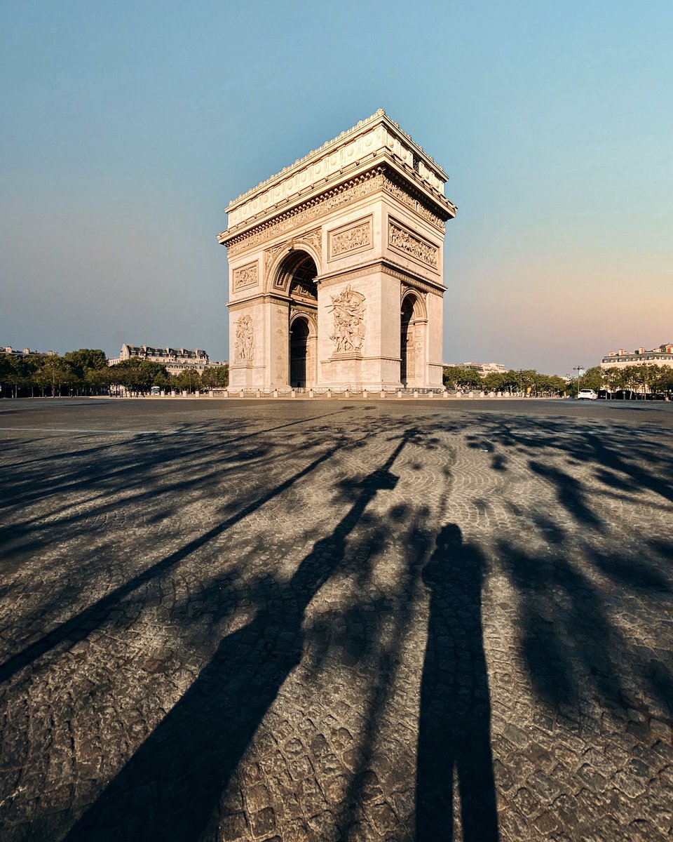 Capra_311's tweet photo. Les #Champselysees #confinés / #paris #confinement #lockdown #empty #emptyparis #arcdetriomphe https://t.co/8eEfKiiRkB