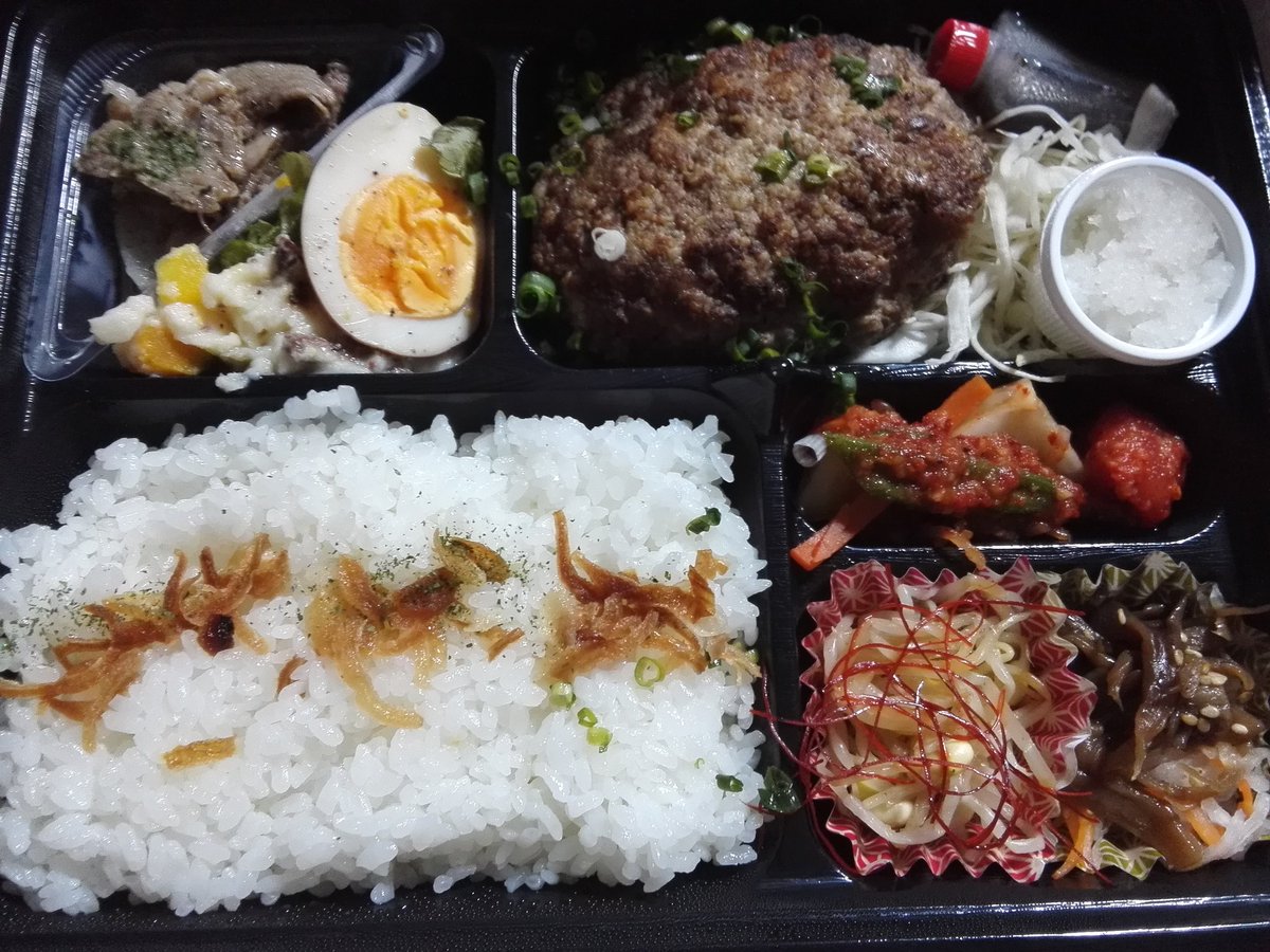 CynosKiyo's tweet photo. 自粛期間に入って1日2食にして
食事のランクアップ(*‘ω‘ *)
#Forco の黒毛和牛ハンバーグ弁当を
ほろよいといただきます(///ω///)♪ https://t.co/TeUQgXdcLo