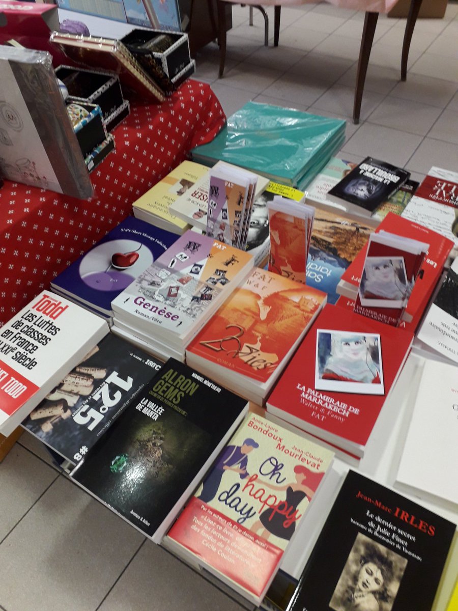 Mes livres à la librairie de Maisons-Alfort... à  côté de celui de <a href="/MaBenetreau/">Manuel Benetreau auteur</a> 😍🙏😍
facebook.com/539796357/post…