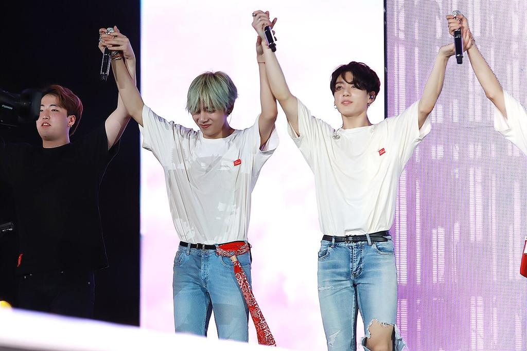 Strwberry_R9597's tweet photo. [HD] 190407 LYS in BKK
Strawberry lovers 📸🍓🐯🐰

#TAEHYUNG #BTSV #JUNGKOOK
#JK #태형 #정국 #뷔 #정국 #뷔국
#국뷔 #taekook #kookv #VKOOK
#방탄소년단 #BTS @BTS_twt https://t.co/5oHDpjF5tu