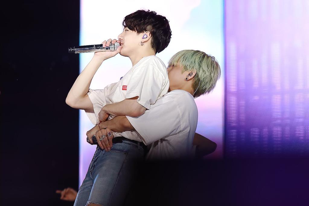 Strwberry_R9597's tweet photo. [HD] 190407 LYS in BKK
Strawberry lovers 📸🍓🐯🐰

#TAEHYUNG #BTSV #JUNGKOOK
#JK #태형 #정국 #뷔 #정국 #뷔국
#국뷔 #taekook #kookv #VKOOK
#방탄소년단 #BTS @BTS_twt https://t.co/5oHDpjF5tu