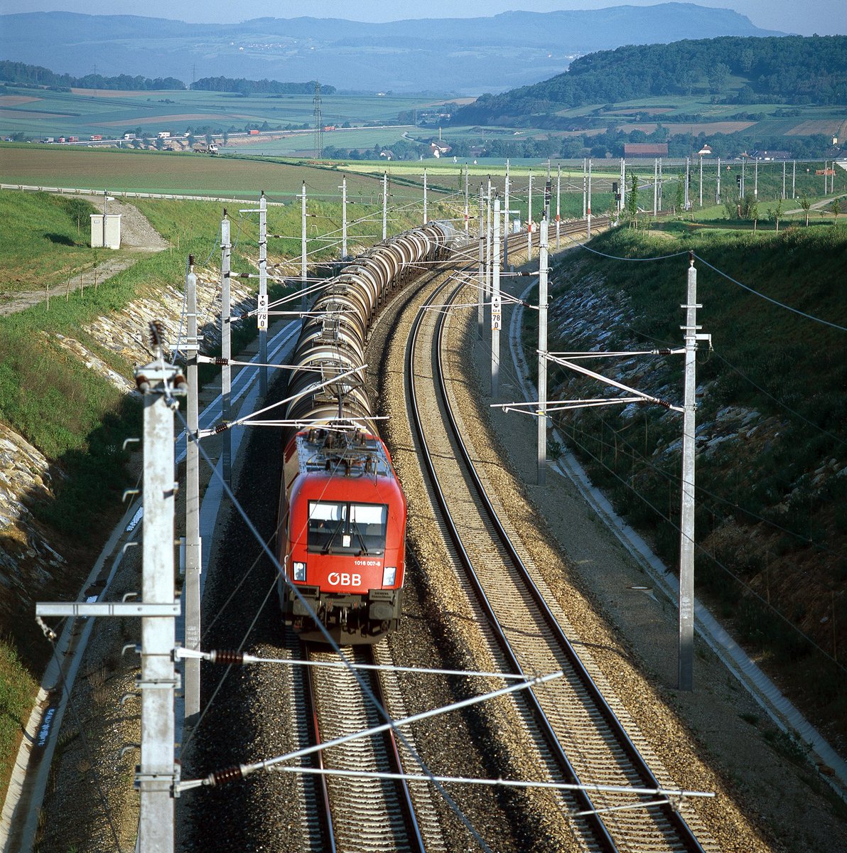 ClemensFoerst's tweet photo. Rail transport requires 6x less energy compared to road! One more reason to #ShiftToRailNow !
More: https://t.co/GSv41wHRvV
@unsereOEBB #RailCargoGroup https://t.co/DMuTFP6vZP