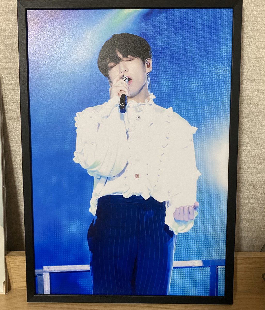 gg951230's tweet photo. 전시회 가는 길엔 설렜고 도착해서는 내 눈이 두 개뿐이라는 게 안타까웠고 이벤트 할 땐 심장이 터져버리는 줄 알았었고 끝나고 돌아오는 길엔 몸이 천근만근이었다. 갈 땐 가볍게 갔는데 올 땐 이래도 되나 싶을 정도로 받아오는 게 많았다. 

결론 : 즐거웠다구요😉

#남준숲 #전시회_후기 https://t.co/Vhcw4nYB2X