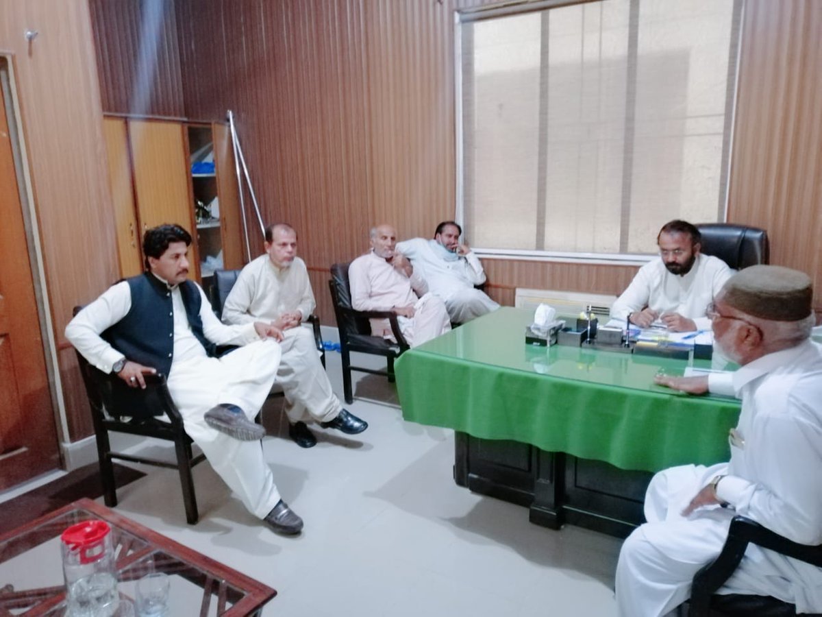 CMCCMultan's tweet photo. ملتان : چیئرمین وزیراعلیٰ پنجاب شکایت سیل طاہر حمید قریشی اپنے دفتر میں عوامی مسائل حل کرتے ہوئے۔
ہمارا منصب - عوامی خدمت
حکومتِ پنجاب⁦🇵🇰⁩
@PTIofficial @UsmanAKBuzdar @pid_gov @GOPunjabPK @ImranKhanPTI @zubairniazi @DeputyMultan @CommissionerMu2 @dprmultan1 @rpo_multan https://t.co/8V1cwWCrXO