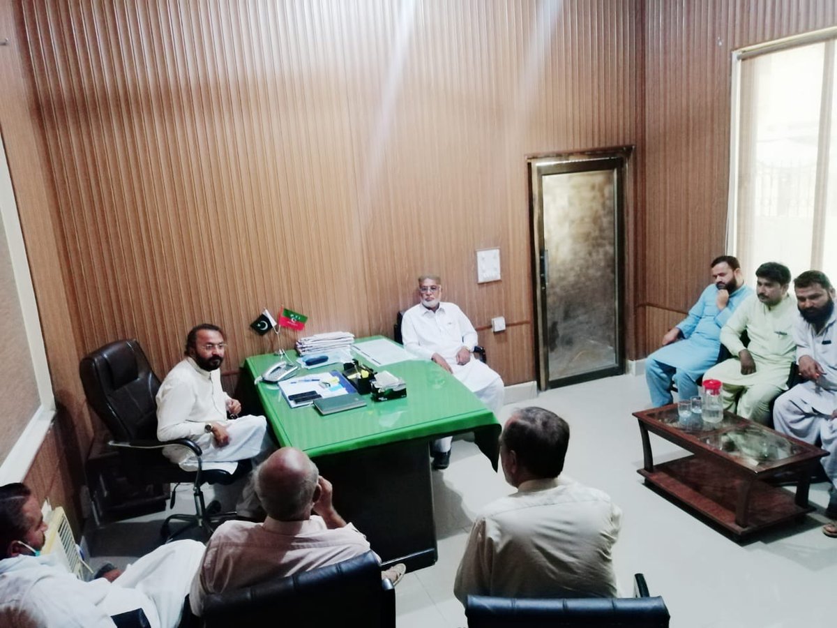 CMCCMultan's tweet photo. ملتان : چیئرمین وزیراعلیٰ پنجاب شکایت سیل طاہر حمید قریشی اپنے دفتر میں عوامی مسائل حل کرتے ہوئے۔
ہمارا منصب - عوامی خدمت
حکومتِ پنجاب⁦🇵🇰⁩
@PTIofficial @UsmanAKBuzdar @pid_gov @GOPunjabPK @ImranKhanPTI @zubairniazi @DeputyMultan @CommissionerMu2 @dprmultan1 @rpo_multan https://t.co/8V1cwWCrXO