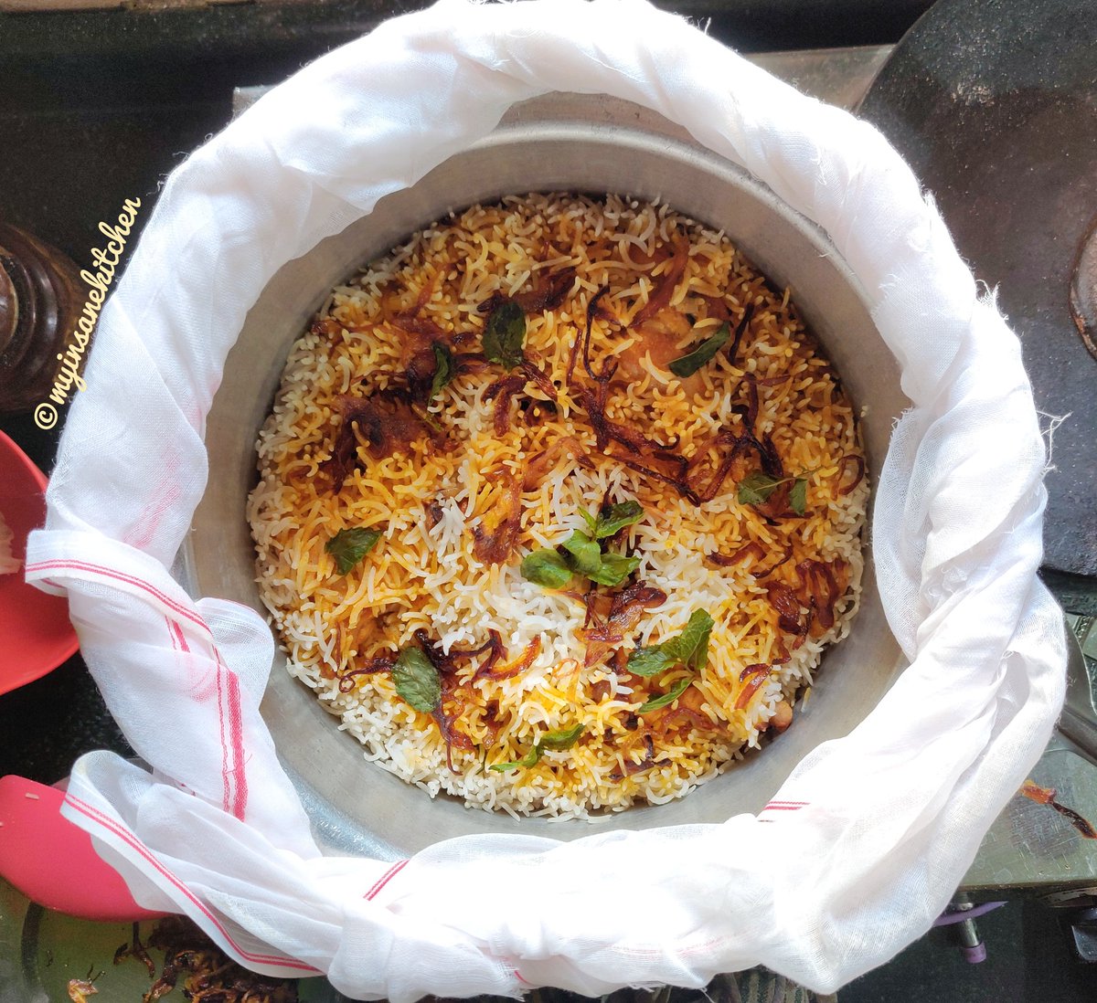 myinsanekitchen's tweet image. Some dishes are food for soul...
😍AWADHI MURG BIRYANI made from my all time favorite super basmati rice from @McKohinoor 
😍ACHARI RAITA made from @Milk_Mantra  probiotic curd and mixed pickle from  @mothersrecipe.
.
.
#awadhifood
#biryani 
#chicken 
#Soulfood 
.
.
@BBSRBuzz