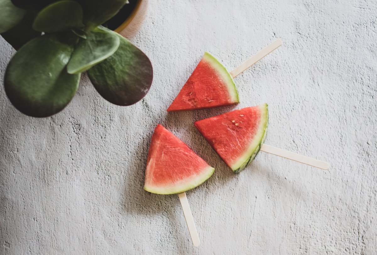 AilunaCommunity's tweet photo. Refreshment No.3 Frozen Watermelon popsicle!🍉
Cut watermelon into slices, insert stick, freeze on a tray. No sugar or anything else added (except the popsicle stick, of course). Enjoy!
#dessert #vegandessert #frozenwatermelon https://t.co/KzwnZnNziX