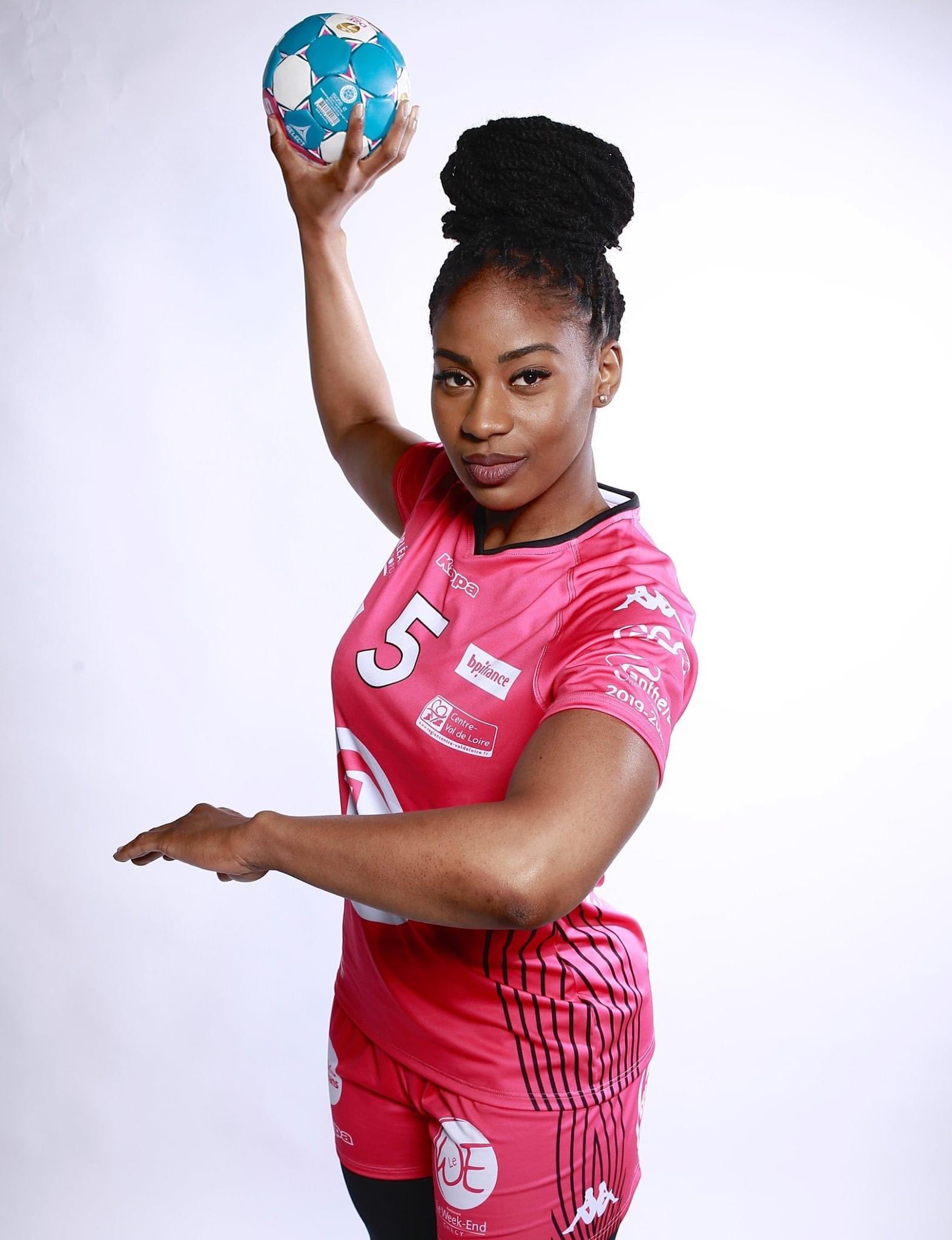 Fleuryloirethandball En Ce Lundi 4 Mai Nous Souhaitons Un Joyeux Anniversaire A Notre Panthere Amina Sankhare Elle Fete Ses 31 Ans Flhb Touspantheres Ludovic Letot T Co Hvmnn3ciq8