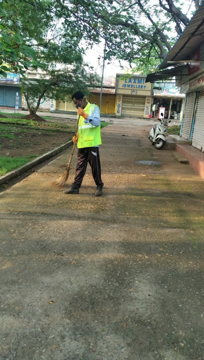 RourkelaMC's tweet photo. #TeamSanitation of Rourkela Municipal Corporation has been carrying out massive cleanliness drive throughout the city to keep the surroundings clean & hygiene.
#CleanRourkela #SafeRourkela.@CMO_Odisha @HUDDeptOdisha @HFWOdisha @DMSundargarh @MoSarakaar @SecyChief @5TsOdisha https://t.co/Z3tHFpgubj
