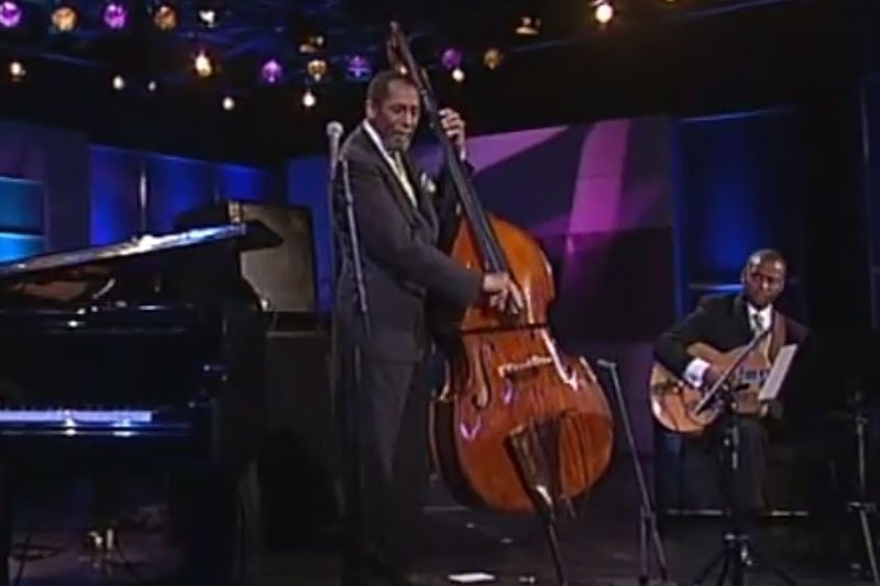 Happy 83rd birthday to a true legend, Mr. Ron Carter! We’re celebrating with this video of his trio performing the classic jazz standard “Autumn Leaves” notreble.com/buzz/2014/05/0…