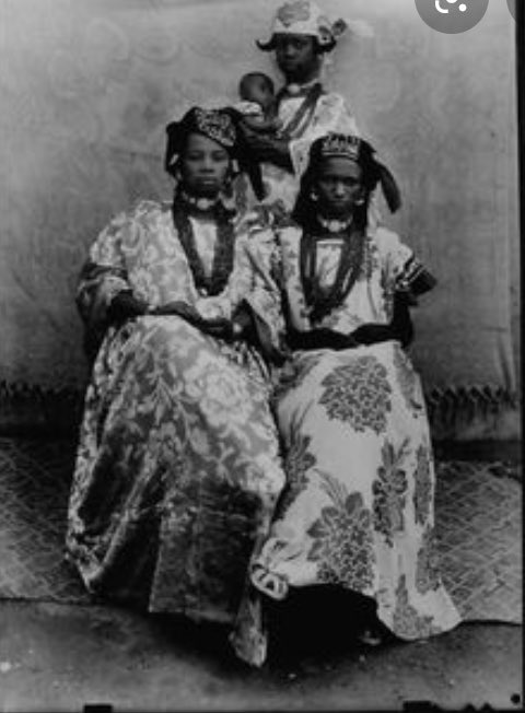 Le foulard a été pendant des siècles chez les africains un moyen non-verbal d’indiquer le statut social. Le foulard d’une femme qui marche dans la rue vous dira si celle-ci est veuve, grand-mère ou femme mariée.